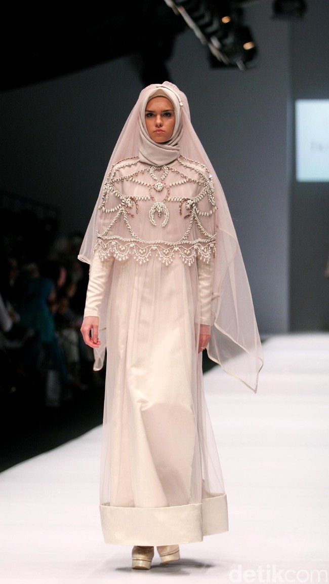 Koleksi Irna Laperle by Irna Mutiara yang bertajuk Ibun Sawarga di Jakarta Fashion Week 2017. senayan City. Jakarta. [Foto: Mohammad Abduh/Wolipop]