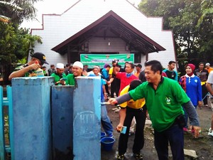 Umat Islam dan Aparat Rapikan Gereja di Samarinda Pasca Bom, Suasananya Sejuk