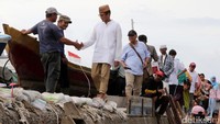 Sandiaga menyalami nelayan yang sedang bersandar di Muara Baru Ujung, Jumat (18/11/2016).