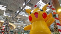 Di Terminal 3, ada satu boneka Pikachu raksasa setinggi 7 meter yang memakai topi santa yang berdiri di dekat satu rumah jahe raksasa. Di sekelilingnya dihiasi dengan pohon natal dengan karakter Pokemon. Di lokasi ini traveler akan dihibur dengan permainan lampu dan musik yang cantik (Aditya Mardiastuti/detikTravel)