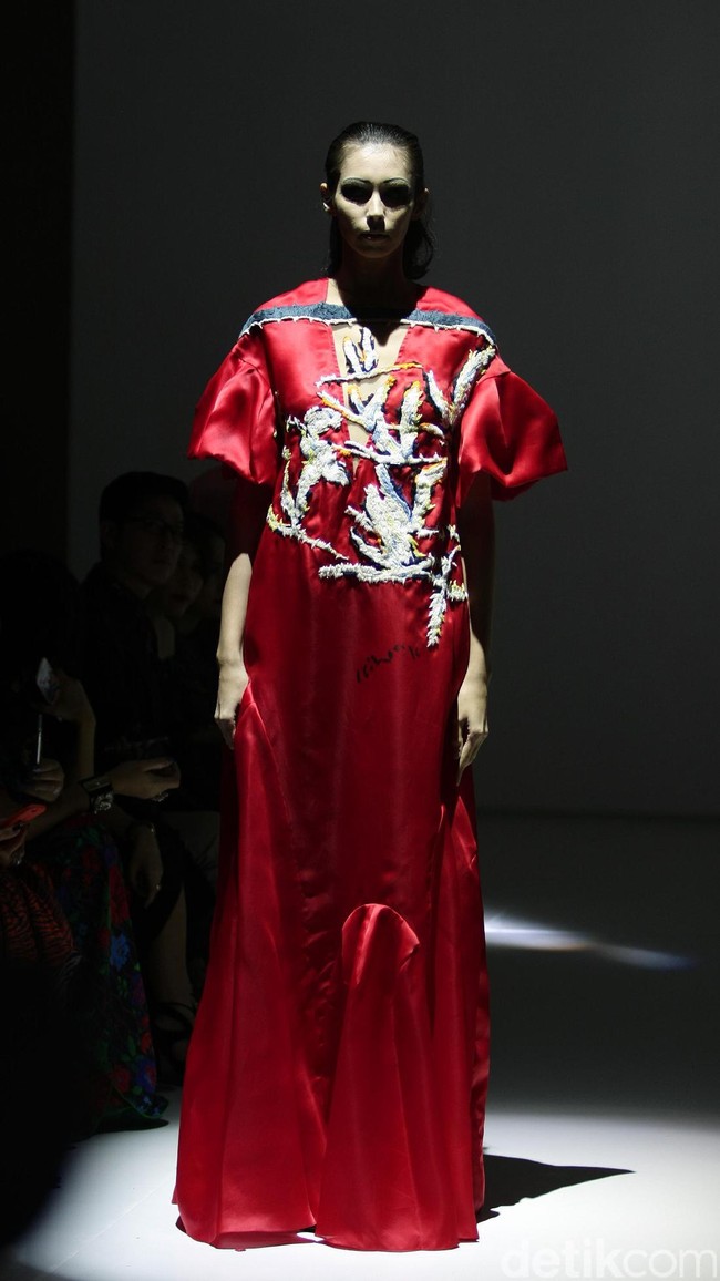 Koleksi Mel Ahyar mengkangkat tema Kini Abadi di IPMI Trend Show 2017. The Hall Lt.8 Senayan City. Jakarta. [Foto: Mohammad Abduh/Wolipop]