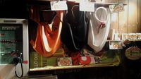 Aneka suvenir yang dijual di Hooters Taipei (Wahyu/detikTravel)