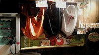 Layaknya restoran biasa, Hooters juga menjual aneka makanan dan minuman. Selain itu, aneka pernak-pernik berlogo Hooters bisa juga dibeli di sini sebagai suvenir, dari mulai kaos, topi, handuk hingga gelas (Wahyu/detikTravel)