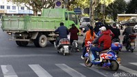 Warga menggunakan skuter listrik untuk menurunkan tingkat polusi udara di China.