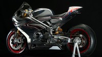 V4 SS spesifikasi teratas dilengkapi dengan pelek serat karbon bersama garpu depan Ohlins NIX30 dan shock breaker belakang TTXGP.