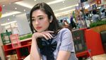 Belanja Dilayani Amanda Rigby Si Kasir Cantik, Siapa yang Nolak?