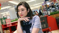 Disana ia berperan sebagai seorang kasir yang galak namun lucu. Pool/Ismail/detikFoto.