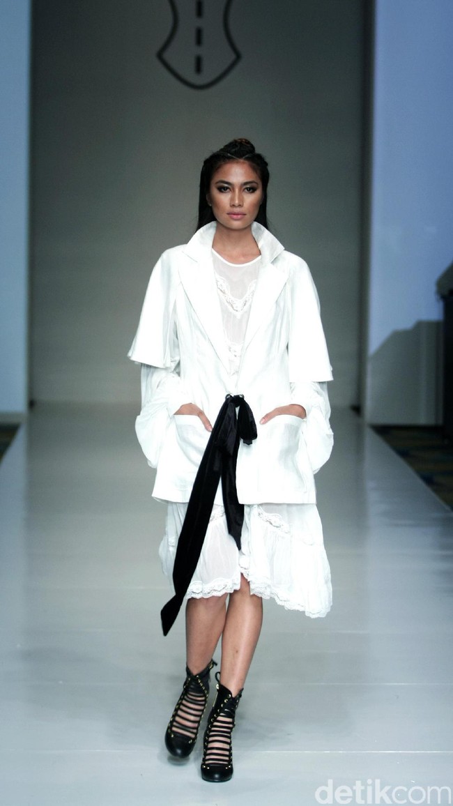 Barli Asmara memeragakan koleksi terbarunya di IPMI Trend Show 2017. The Hall Lt.8 Senayan City.Jakarta. [Foto: Mohammad Abduh/Wolipop]