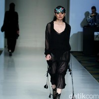 Barli Asmara memeragakan koleksi terbarunya di IPMI Trend Show 2017. The Hall Lt.8 Senayan City.Jakarta. [Foto: Mohammad Abduh/Wolipop]