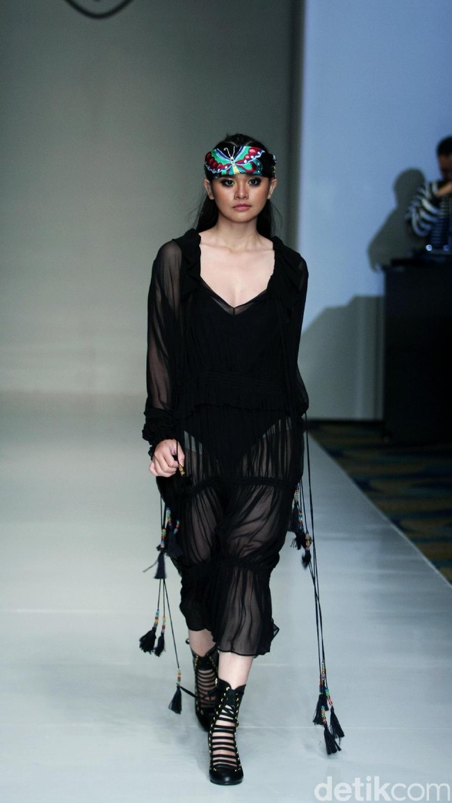 Barli Asmara memeragakan koleksi terbarunya di IPMI Trend Show 2017. The Hall Lt.8 Senayan City.Jakarta. [Foto: Mohammad Abduh/Wolipop]