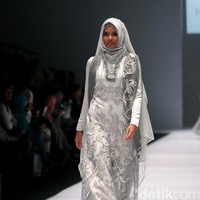 Koleksi Irna Laperle by Irna Mutiara yang bertajuk Ibun Sawarga di Jakarta Fashion Week 2017. senayan City. Jakarta. [Foto: Mohammad Abduh/Wolipop]