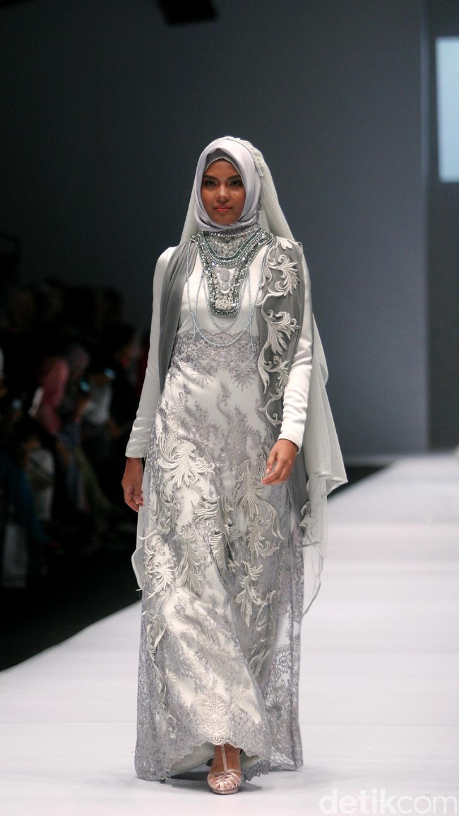 Koleksi Irna Laperle by Irna Mutiara yang bertajuk Ibun Sawarga di Jakarta Fashion Week 2017. senayan City. Jakarta. [Foto: Mohammad Abduh/Wolipop]