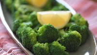 Brokoli kaya akan air, serat dan kalsium. Bisa dikukus, ditumis untuk campuran salad, sup atau ditumis. Foto: GettyImages