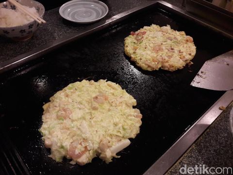 Liburan ke Jepang, Jangan Lupa Coba Buat Okonomiyaki Sendiri di Restoran Ini