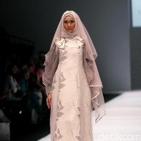 Koleksi Irna Laperle by Irna Mutiara yang bertajuk Ibun Sawarga di Jakarta Fashion Week 2017. senayan City. Jakarta. [Foto: Mohammad Abduh/Wolipop]
