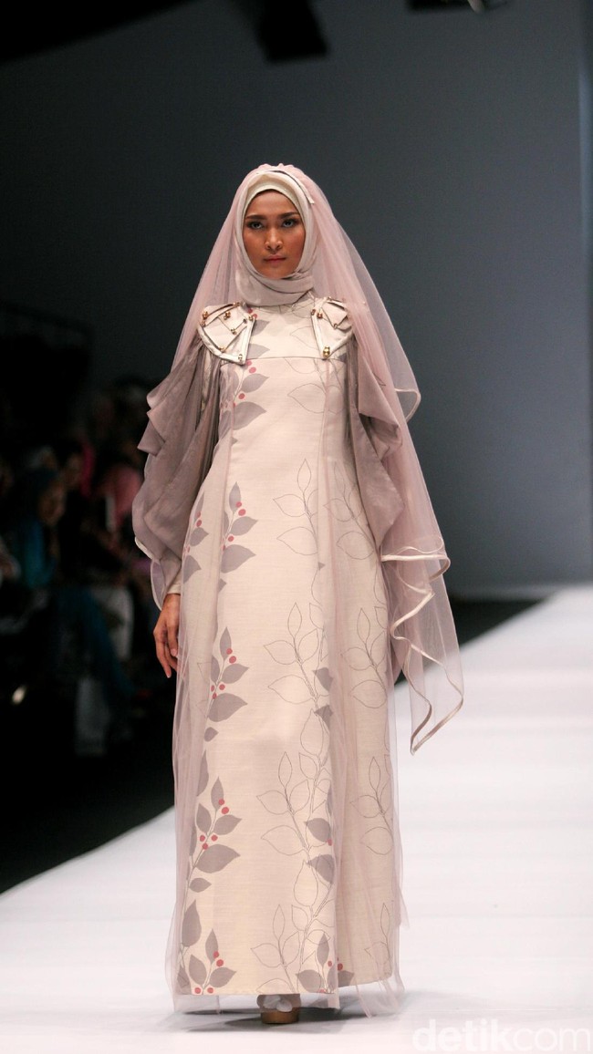 Koleksi Irna Laperle by Irna Mutiara yang bertajuk Ibun Sawarga di Jakarta Fashion Week 2017. senayan City. Jakarta. [Foto: Mohammad Abduh/Wolipop]