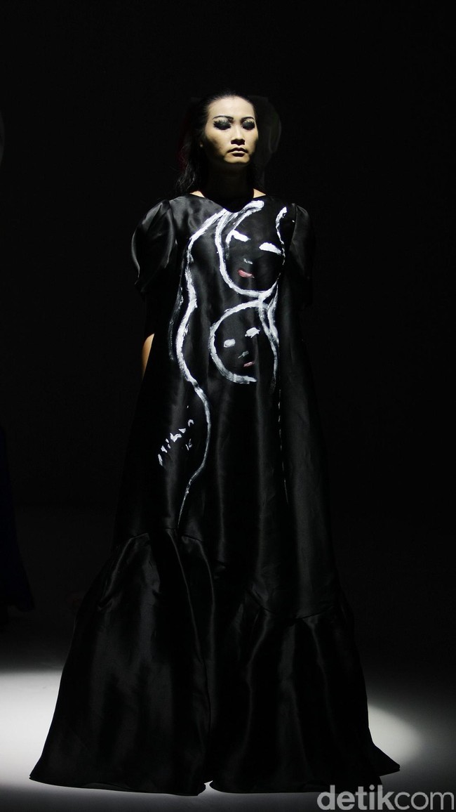 Koleksi Mel Ahyar mengkangkat tema Kini Abadi di IPMI Trend Show 2017. The Hall Lt.8 Senayan City. Jakarta. [Foto: Mohammad Abduh/Wolipop]