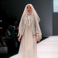 Koleksi Irna Laperle by Irna Mutiara yang bertajuk Ibun Sawarga di Jakarta Fashion Week 2017. senayan City. Jakarta. [Foto: Mohammad Abduh/Wolipop]