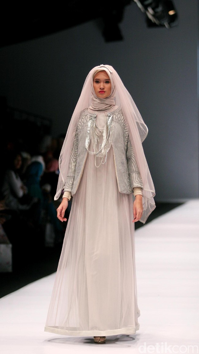 Koleksi Irna Laperle by Irna Mutiara yang bertajuk Ibun Sawarga di Jakarta Fashion Week 2017. senayan City. Jakarta. [Foto: Mohammad Abduh/Wolipop]