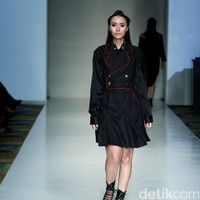 Barli Asmara memeragakan koleksi terbarunya di IPMI Trend Show 2017. The Hall Lt.8 Senayan City.Jakarta. [Foto: Mohammad Abduh/Wolipop]