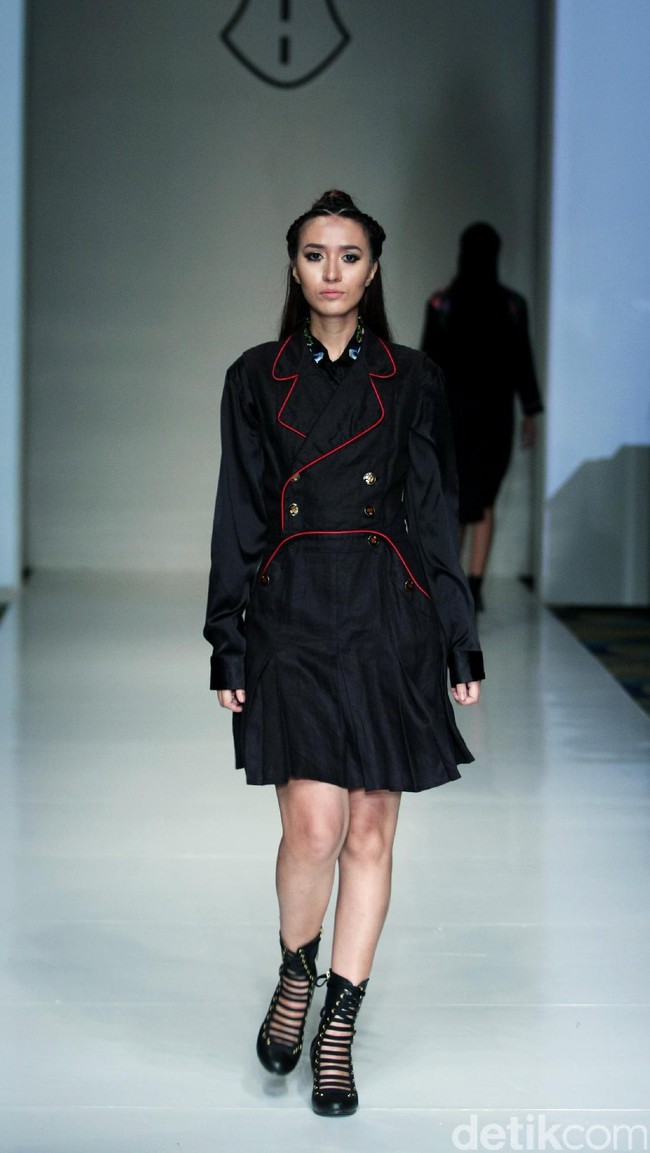 Barli Asmara memeragakan koleksi terbarunya di IPMI Trend Show 2017. The Hall Lt.8 Senayan City.Jakarta. [Foto: Mohammad Abduh/Wolipop]