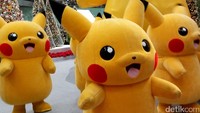 Pembukaan perayaan akhir tahun kali ini pengunjung bandara dihibur dengan Parade Pikachu di pintu keberangkatan Terminal 3, pada Jumat (19/11/2016) malam. Mereka menari di bawah hujan salju dan menari dengan lincah (Aditya Mardiastuti/detikTravel)