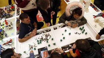 Tampak pengunjung yang ditemani karyawan Lego saat menggabung-gabungkan berbagai kepingan lego.  Foto: Reuters/Stefan Wermuth