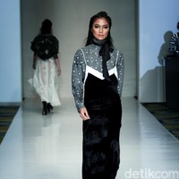 Barli Asmara memeragakan koleksi terbarunya di IPMI Trend Show 2017. The Hall Lt.8 Senayan City.Jakarta. [Foto: Mohammad Abduh/Wolipop]