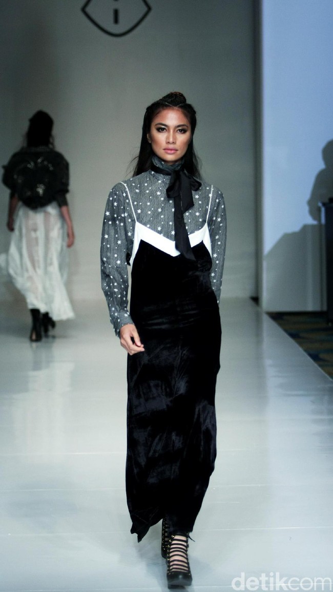 Barli Asmara memeragakan koleksi terbarunya di IPMI Trend Show 2017. The Hall Lt.8 Senayan City.Jakarta. [Foto: Mohammad Abduh/Wolipop]