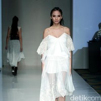 Barli Asmara memeragakan koleksi terbarunya di IPMI Trend Show 2017. The Hall Lt.8 Senayan City.Jakarta. [Foto: Mohammad Abduh/Wolipop]