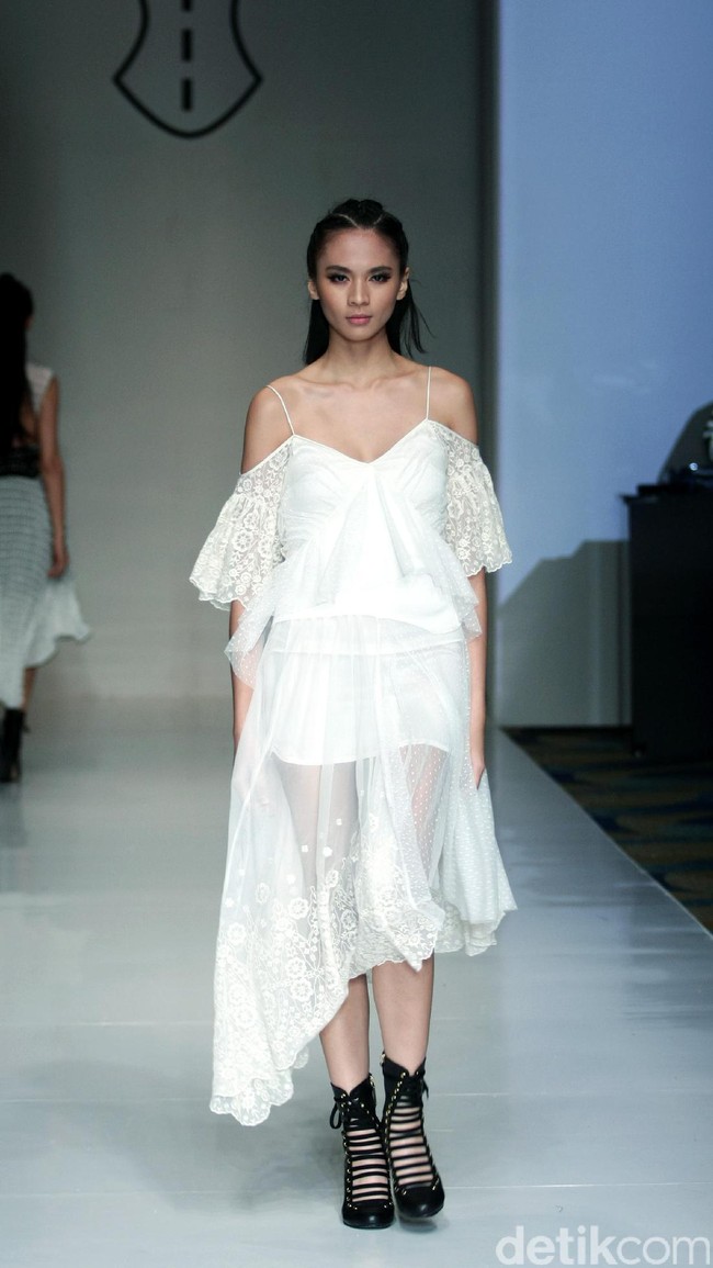 Barli Asmara memeragakan koleksi terbarunya di IPMI Trend Show 2017. The Hall Lt.8 Senayan City.Jakarta. [Foto: Mohammad Abduh/Wolipop]