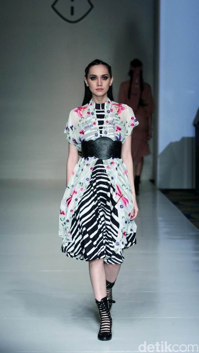 Barli Asmara memeragakan koleksi terbarunya di IPMI Trend Show 2017. The Hall Lt.8 Senayan City.Jakarta. [Foto: Mohammad Abduh/Wolipop]