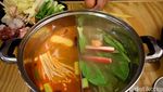 Hangatkan Tubuh dengan Sajian Shabu-shabu Komplet Berkuah Gurih!