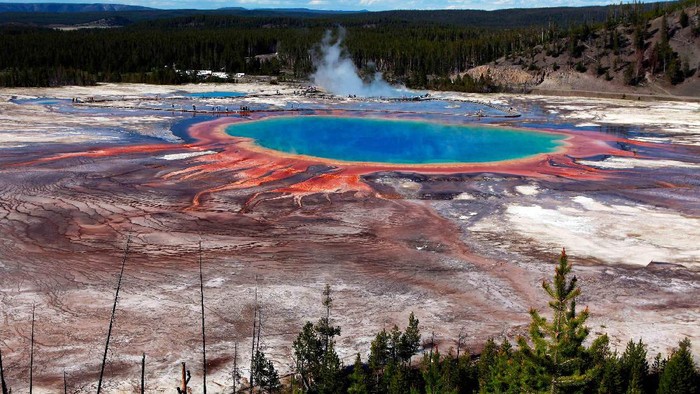 The Grand Prismatic Spring, the largest in the United States and third largest in the world, is seen in Yellowstone National Park, Wyoming, June 22, 2011. Picture taken June 22, 2011. REUTERS/Jim Urquhart/File Photo