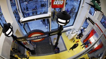 Menjadi yang terbesar di dunia, Lego store memiliki 2 lantai dengan luas 914 meter.  Foto: Reuters/Stefan Wermuth