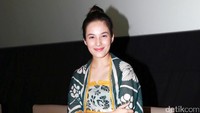 Aktris berusia 21 tahun itu tampil dengan busana berwarna hijau-putih dengan motif ala jepang dan celana hijau yang dipadukan dengan sneakers putih. Pool/Palevi S/detikFoto.