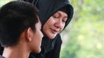 Senyum Ikhlas Iga Mawarni di Pemakaman Sang Suami