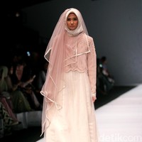 Koleksi Irna Laperle by Irna Mutiara yang bertajuk Ibun Sawarga di Jakarta Fashion Week 2017. senayan City. Jakarta. [Foto: Mohammad Abduh/Wolipop]
