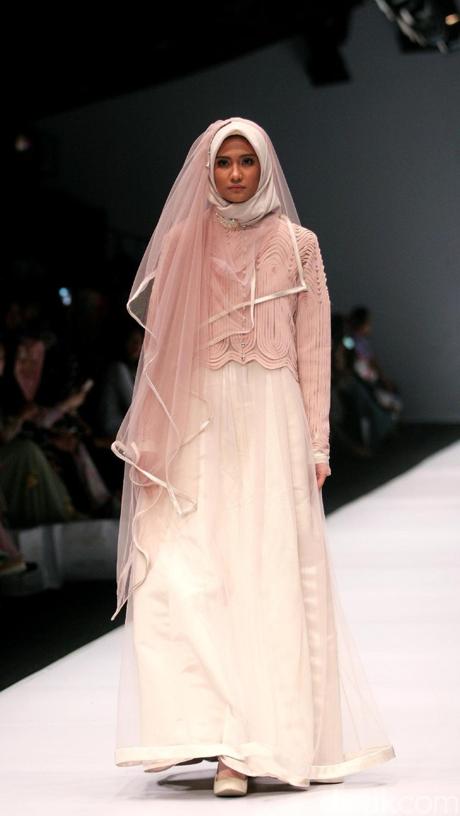 Koleksi Irna Laperle by Irna Mutiara yang bertajuk Ibun Sawarga di Jakarta Fashion Week 2017. senayan City. Jakarta. [Foto: Mohammad Abduh/Wolipop]