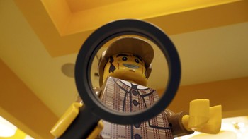 Di toko ini, kita juga akan melihat tokoh-tokoh karakter berukuran raksasa salah satunya ini detektif Sherlock Holmes yang legendaris. Foto: Reuters/Stefan Wermuth