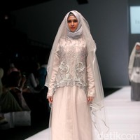 Koleksi Irna Laperle by Irna Mutiara yang bertajuk Ibun Sawarga di Jakarta Fashion Week 2017. senayan City. Jakarta. [Foto: Mohammad Abduh/Wolipop]