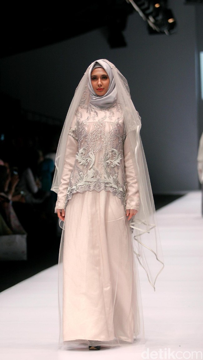Koleksi Irna Laperle by Irna Mutiara yang bertajuk Ibun Sawarga di Jakarta Fashion Week 2017. senayan City. Jakarta. [Foto: Mohammad Abduh/Wolipop]