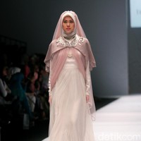 Koleksi Irna Laperle by Irna Mutiara yang bertajuk Ibun Sawarga di Jakarta Fashion Week 2017. senayan City. Jakarta. [Foto: Mohammad Abduh/Wolipop]