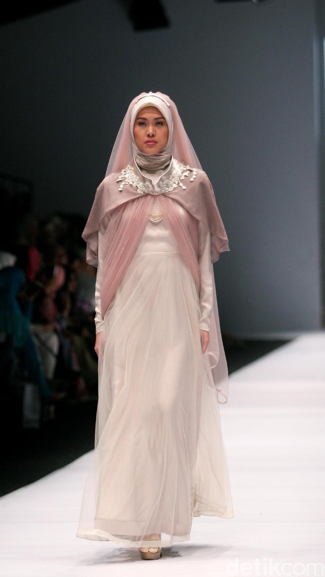 Koleksi Irna Laperle by Irna Mutiara yang bertajuk Ibun Sawarga di Jakarta Fashion Week 2017. senayan City. Jakarta. [Foto: Mohammad Abduh/Wolipop]