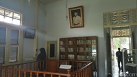 Ruang tamu dengan lemari berisi buku. Ada pula foto Soekarno yang dibingkai di dinding atas (Fitraya/detikTravel)