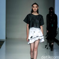 Barli Asmara memeragakan koleksi terbarunya di IPMI Trend Show 2017. The Hall Lt.8 Senayan City.Jakarta. [Foto: Mohammad Abduh/Wolipop]