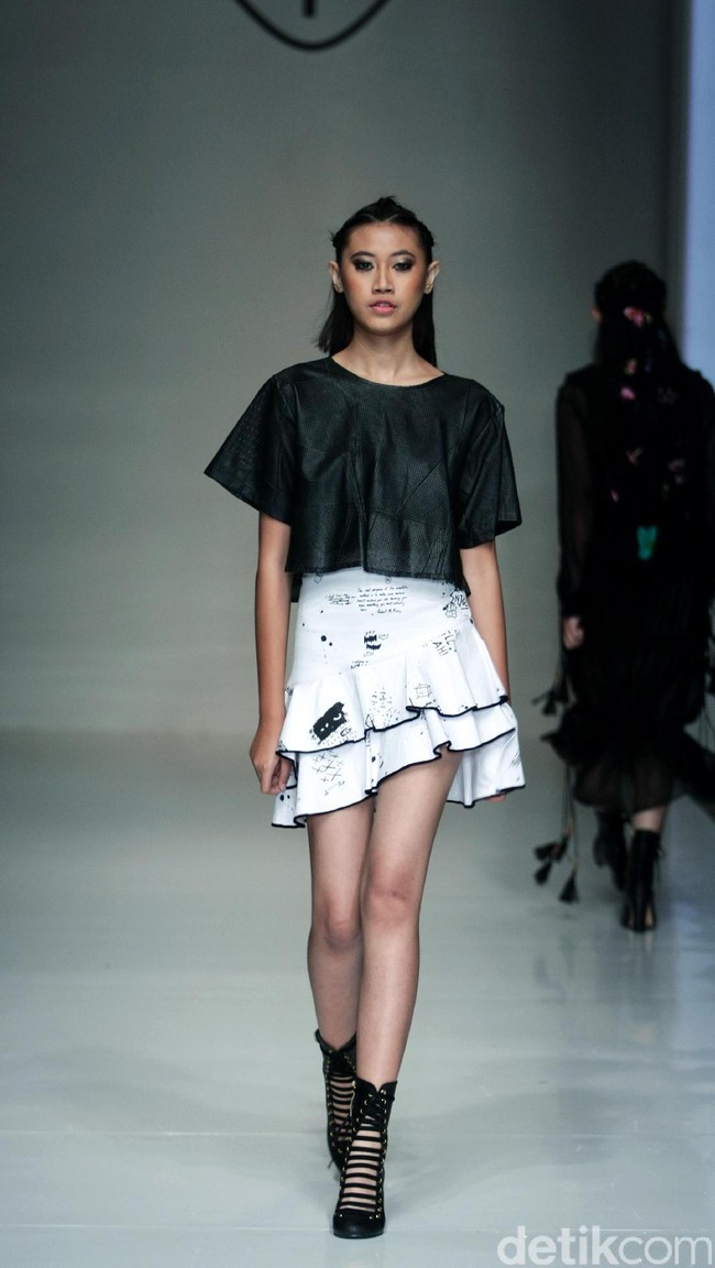 Barli Asmara memeragakan koleksi terbarunya di IPMI Trend Show 2017. The Hall Lt.8 Senayan City.Jakarta. [Foto: Mohammad Abduh/Wolipop]