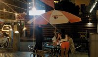 Gadis Hooters melayani pengunjung di area luar restoran (Wahyu/detikTravel)