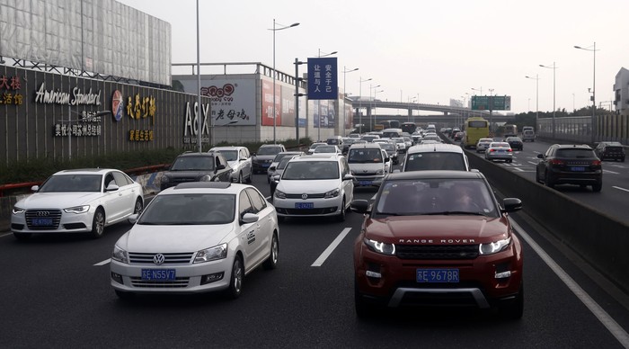Kendaraan terjebak kemacetan di kawasan Kota Suzhou, China, Selasa (15/11/2016). Kota industri ini memiliki jumlah kendaraan bermotor melebihi 2 juta unit.