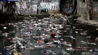 Sampah menumpuk di Kali Baru, Tanah Abang.